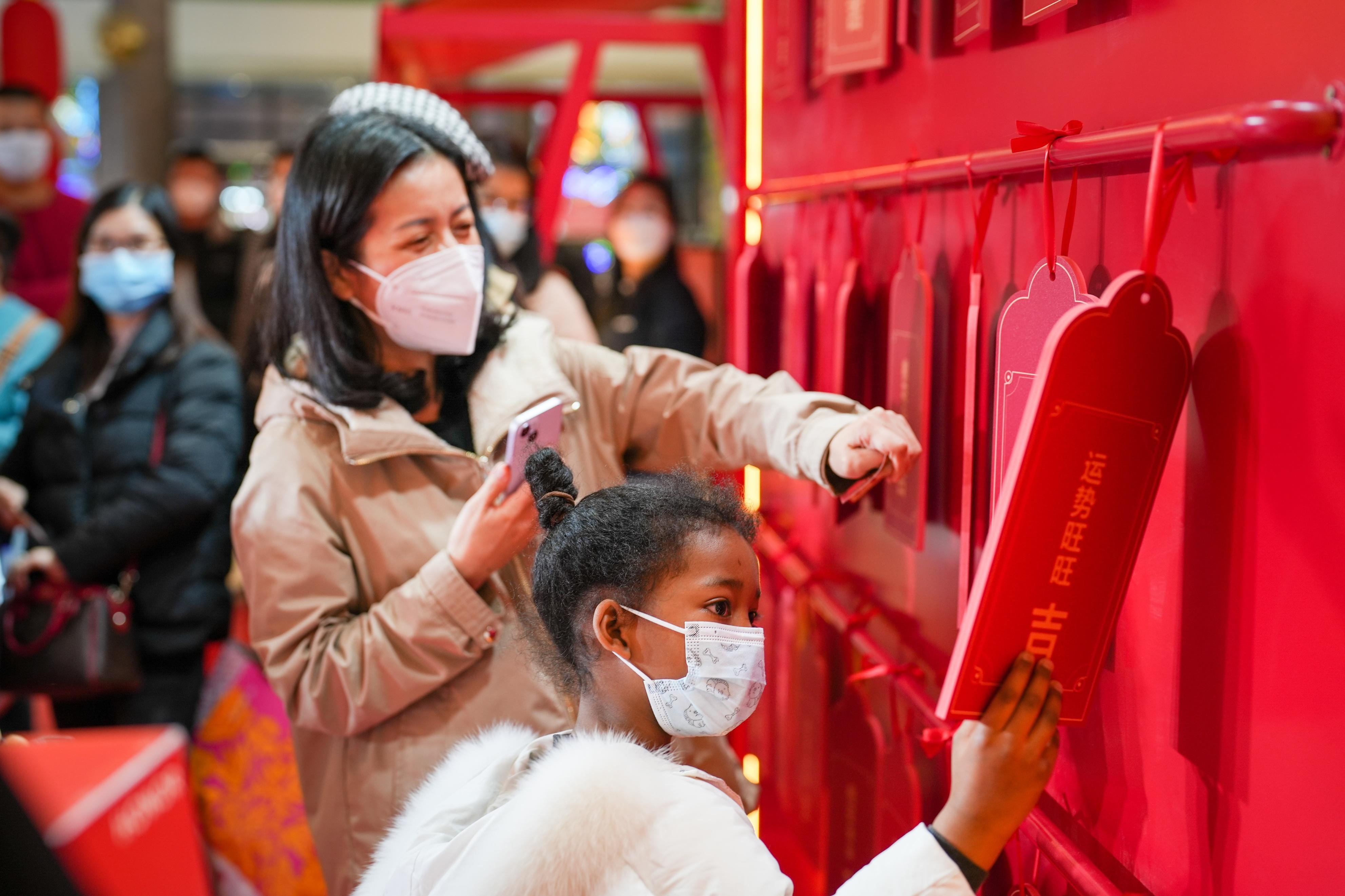 
      “新年榮耀抓吉兔”遊戲上线 榮耀新年吉市及多重福利同步放送中“新年榮耀抓吉兔”遊戲上线，智慧科技助力消費者抓住“新春好彩頭”“榮耀新年吉市”火熱進行中，线上线下多重福利不容錯過