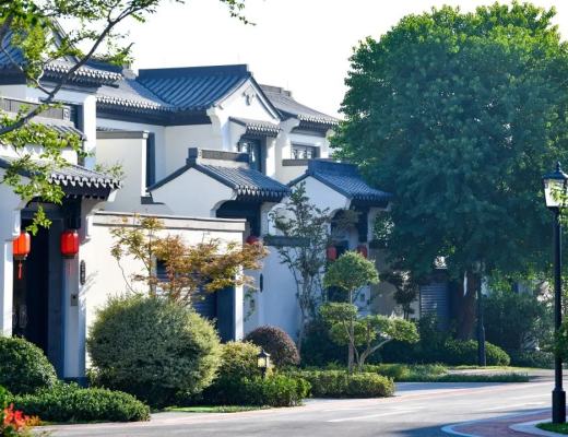 
      跟隨卡塔爾王室 一覽中頤龍湖康養小鎮康居風採